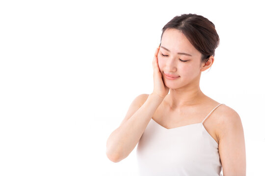 スキンケアをする20代の日本人女性