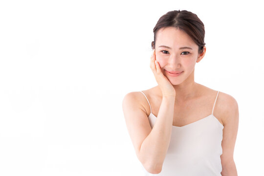 スキンケアをする20代の日本人女性