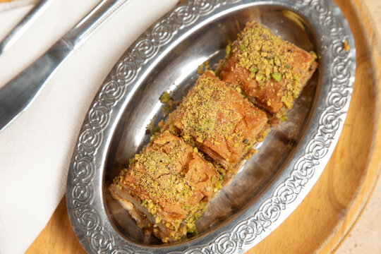 Un plat de baklawa sur un plateau en argent