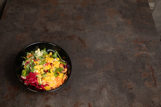 Repas rapide turc avec une salade sur une table