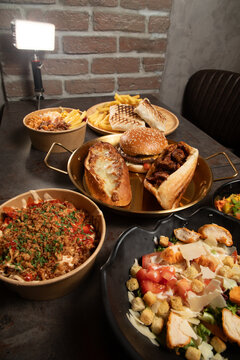 Fast food turc avec divers plats sur une table