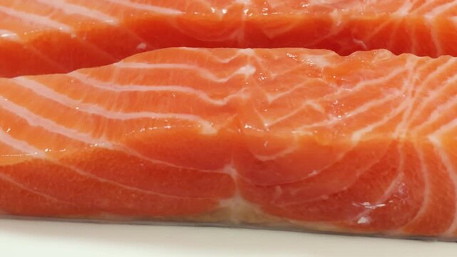 Filets de saumon cru frais