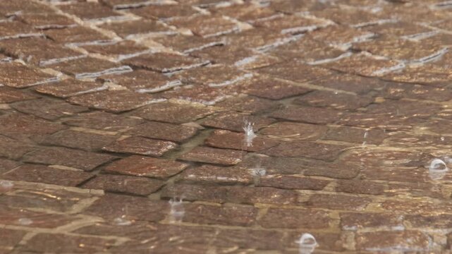 Forte pluie tombant sur des pav&eacute;s
