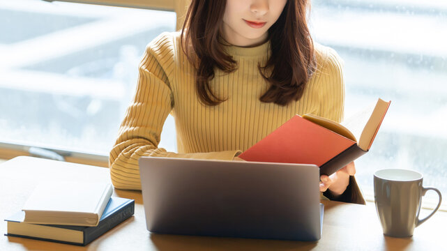 読書をする女性