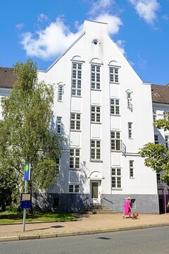flensburg, deutschland - fassade von einem sanierten giebelhaus