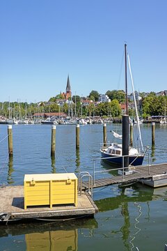 flensburg, deutschland - hafenidylle mit st.-j&uuml;rgen-kirche  im hintergrund