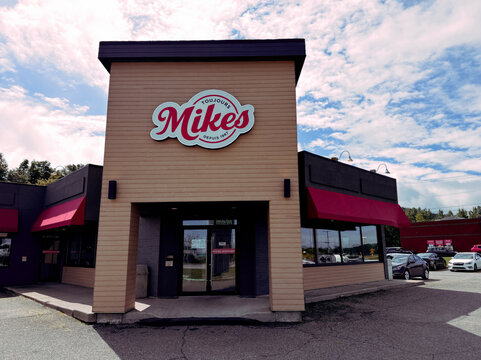 Fa&ccedil;ade du restaurant Mikes de La Pocati&egrave;re &agrave; Qu&eacute;bec	
