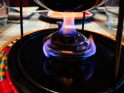 Allumez le br&ucirc;leur &agrave; gaz pour la fondue.