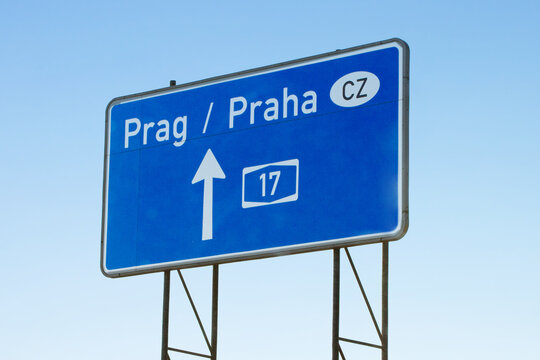 Autobahntafel auf A17, E55, Mautstra&szlig;e in Richtung Tschechien (CZ) Hauptstadt Prag / Praha