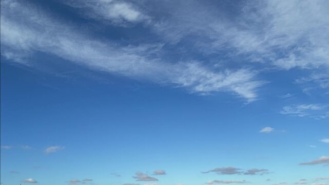 Ciel bleu et nuages blancs naturels en mouvement, timelapse