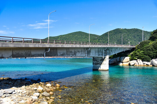 高知県柏島の澄み渡るコバルトブルーの海と港に浮かぶ船