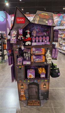 Expositor con forma de casa embrujada, decorado con  elementos gr&aacute;ficos de Halloween, de material de papeler&iacute;a y regalos Legami Milano, en tienda Milbby, Madrid, Espa&ntilde;a,  6 de octubre de 2026