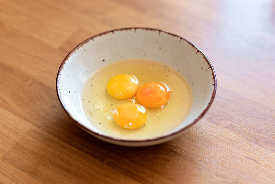 Tree cracked farms fresh eggs in a bowl