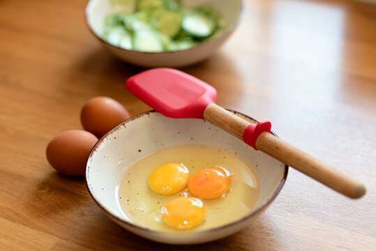 Tree cracked farms fresh eggs in a bowl