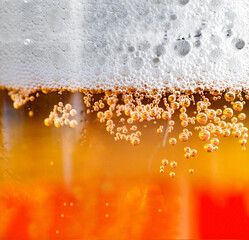 Fototapeta premium Cerveza fresca fría con burbujas y espuma densa.Bebida refrescante con abundante espuma; cerveza artesanal de calidad superior.