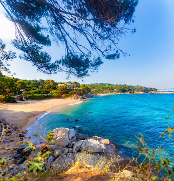  Pueblo costero con pintoresca playa de Playa de Aro. Calella de Palafrugell, tradicional pueblo de pescadores encalado y un popular destino de viajes y vacaciones en la Costa Brava, Catalu&ntilde;a, Espa&ntilde;a.