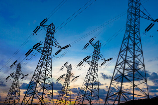  Torres de transmisi&oacute;n el&eacute;ctrica de alta tensi&oacute;n contra el cielo del atardecer.Infraestructura industrial, red el&eacute;ctrica, suministro de energ&iacute;a, ingenier&iacute;a el&eacute;ctrica, concepto tecnol&oacute;gico.