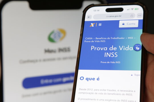 Aplicativo prova de vida do INSS na tela do celular com fundo desfocado.