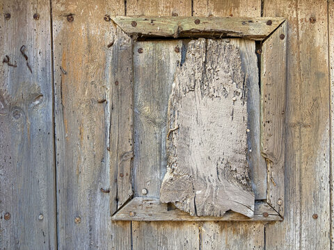 ventana peque&ntilde;a ventanuco viejo de madera en una puerta antigua de madera IMG_88879-as26