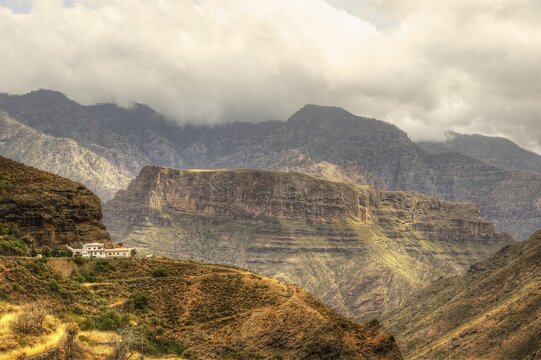 Table Mountain, houses, wok sky, light and shadow, green slopes, Barranco de la Aldea, gorge, Gran Canaria, Canary Islands, Spain