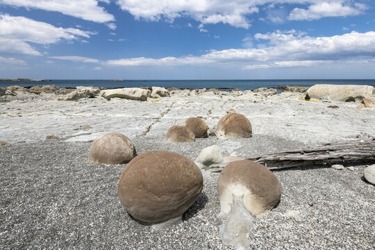 Ward boulders, round stone balls, Ward, Marlborough District, South Island, New Zealand