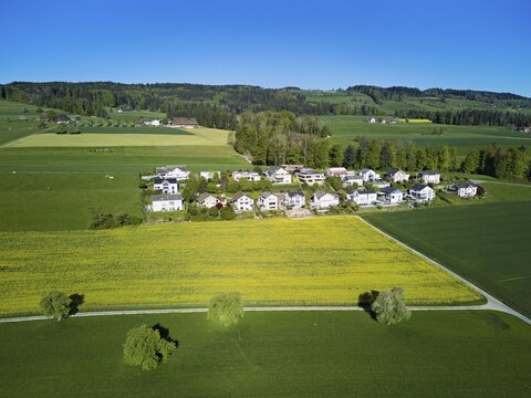 Fields and meadows, in the back the Auwerberg housing estate, am Lindenberg, Auw, Freiamt, Canton of Aargau, Switzerland