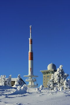 Transmitter mast and Brocken hostel on the winter snow-covered Brocken, Winter, snow, Harz, Berg, Schierke, Saxony-Anhalt, Germany
