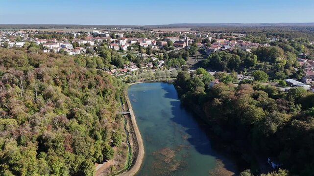 vue a&eacute;rienne de Val de Briey, la ville haute, avec le plan d'eau de la sangsue au premier plan. Cette commune est aussi la Sous-Pr&eacute;fecture de la Meurthe-et-Moselle. Lorraine, France 2026