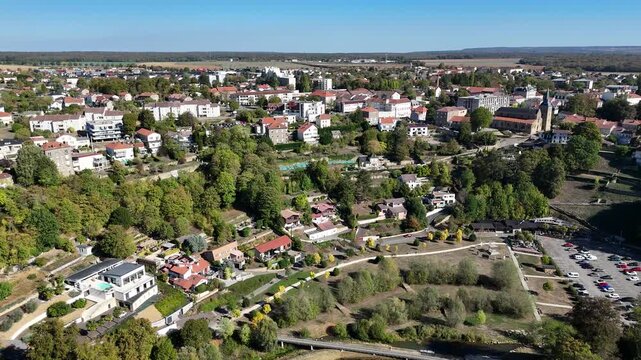 vue a&eacute;rienne de Val de Briey, la ville haute, avec le plan d'eau de la sangsue au premier plan. Cette commune est aussi la Sous-Pr&eacute;fecture de la Meurthe-et-Moselle. Lorraine, France 2026