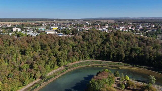 vue a&eacute;rienne de la ville de Briey en Meurthe-et-Moselle avec le ruisseau Woigot et le plan d'eau de la Sangsue d&eacute;but octobre. Le niveau d'eau est tr&egrave;s bas apr&egrave;s les canicules de l'&eacute;t&eacute; 2026 en France