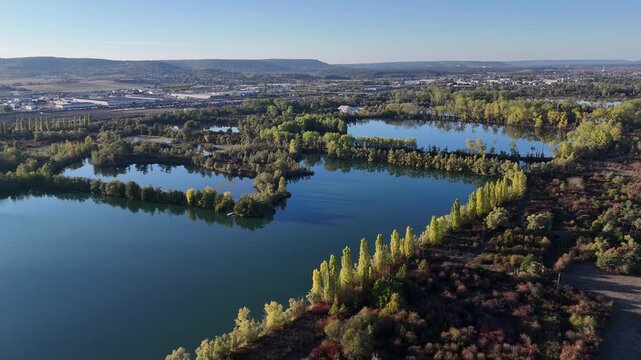 vue a&eacute;rienne panoramique des &eacute;tangs et de l'autoroute A31 pr&egrave;s de Saint R&eacute;my et La Maxe entre Thionville et Metz. La v&eacute;g&eacute;tation aux couleurs d'automne avec un ciel bleu sans nuage. Lorraine, France 