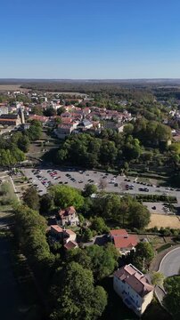 vue a&eacute;rienne panoramique de la ville de Briey en Meurthe-et-Moselle, apr&egrave;s la s&eacute;cheresse de l'&eacute;t&eacute; 2026 le pan d'eau de la Sangsue a un niveau d'eau tr&egrave;s bas. Paysage de Lorraine en France