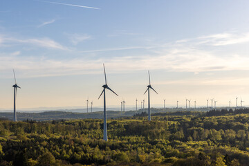Obraz premium Nachhaltige Stromerzeugung und Klimaschutz durch moderne Windkraftanlagen 