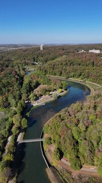 vue a&eacute;rienne de la ville de Briey en Meurthe-et-Moselle avec le ruisseau Woigot et le plan d'eau de la Sangsue d&eacute;but octobre. Le niveau d'eau est tr&egrave;s bas apr&egrave;s les canicules de l'&eacute;t&eacute; 2026 en France