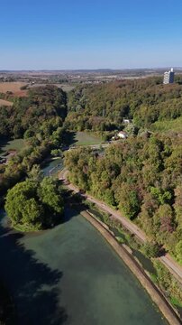 vue a&eacute;rienne de la ville de Briey en Meurthe-et-Moselle avec le ruisseau Woigot et le plan d'eau de la Sangsue d&eacute;but octobre. Le niveau d'eau est tr&egrave;s bas apr&egrave;s les canicules de l'&eacute;t&eacute; 2026 en France