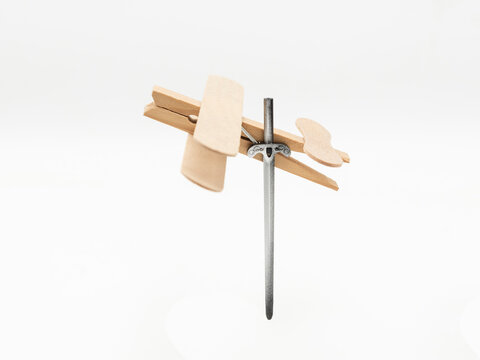 Avi&oacute;n de madera hecho con pinza de ropa y palos de helado con una espada medieval