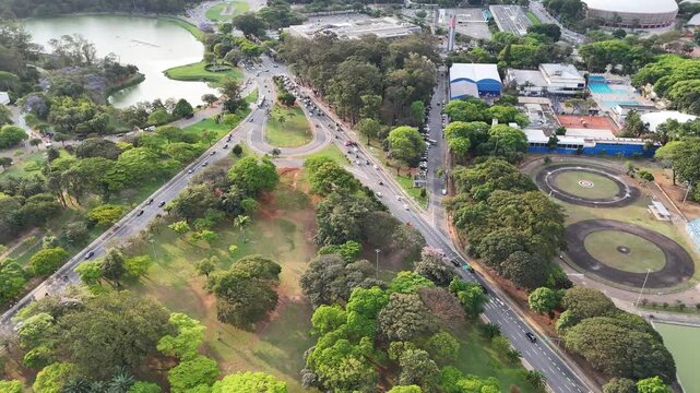 Sobrevoo e rota&ccedil;&atilde;o de c&acirc;mera avenida, com pan&ocirc;ramica do Museu Afrobrasil e Lago do Parque Ibirapuera em S&atilde;o Paulo
