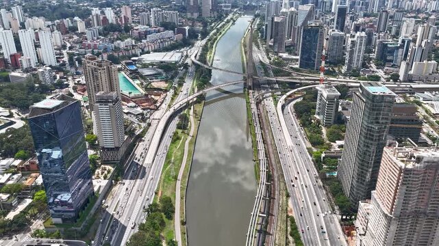 Timelapse a&eacute;reo da Ponte Estaiada, Rio Pinheiros e Marginal Pinheiros em S&atilde;o Paulo