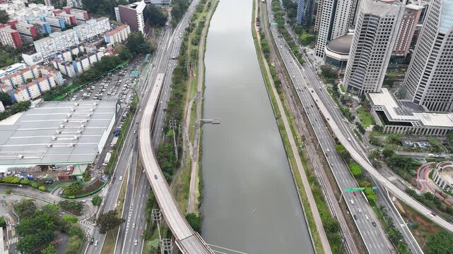 Apresenta&ccedil;&atilde;o vista de cima Marginal Pinheiros, Rio Pinheiros e Ponte Estaiada em S&atilde;o Paulo