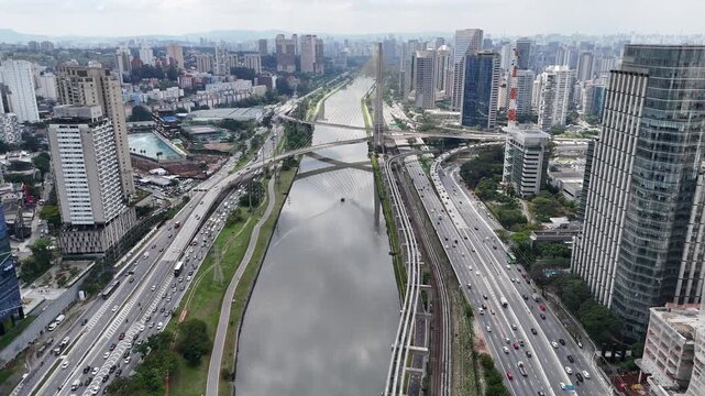 Sobrevoo Rio Pinheiros e Marginal Pinheiros com foco na Ponte Estaiada em S&atilde;o Paulo