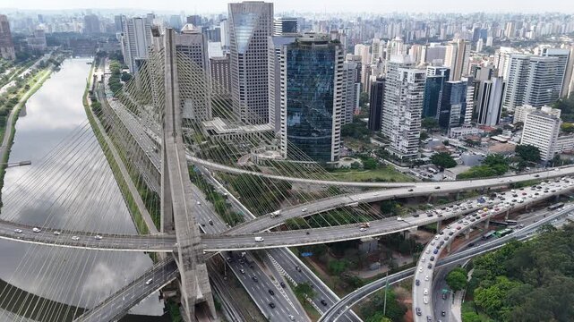 Plano parado e movimenta&ccedil;&atilde;o lateral de c&acirc;mera da Ponte Estaiada, Marginal Pinheiros, Rio Pinheiros e Avenida Jornalista Roberto Marinho em S&atilde;o Paulo
