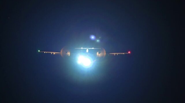 夜の福岡空港に着陸進入するATR42-600 (2026年5月）