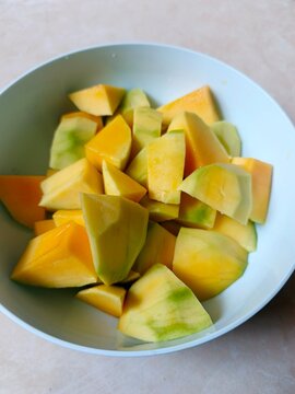 a bowl of mango fruit cut into chunks