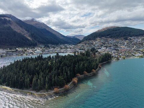 Vista a&eacute;rea do mar e montanhas de Queenstown na Nova Zel&acirc;ndia