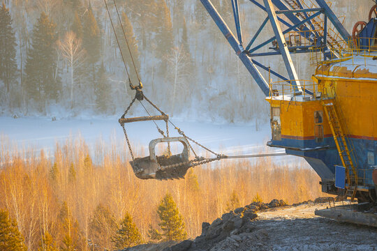 Walking excavator for overburden removal on open pit mine, coal mining operation