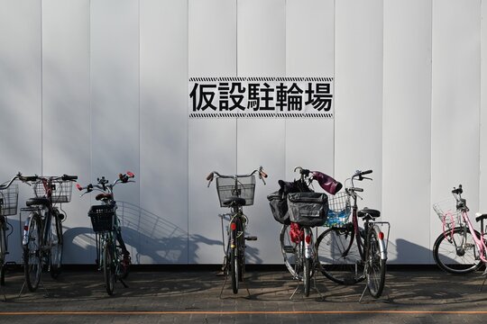 仮設駐輪場に整然と並べられた自転車