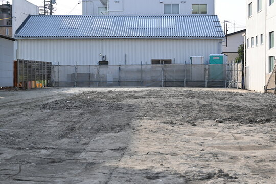 更地となった都市部の空き地と建物