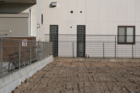 住宅街の更地と新しい建物