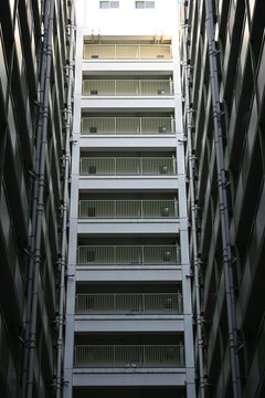マンションの吹き抜けとバルコニーの幾何学模様