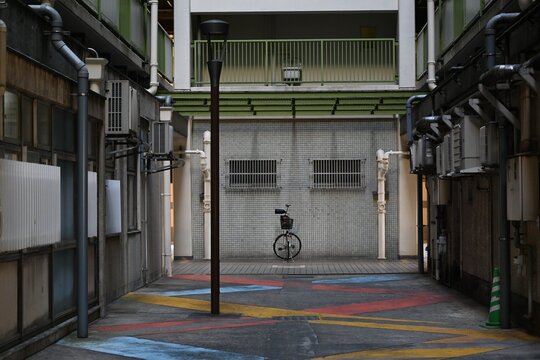 建物に囲まれた中庭の風景